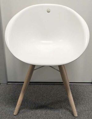 Paire de fauteuils design Pocci & Dondoli modèle Gliss édition PEDRALI, coque en plastique blanc, piètement en bois naturel avec croisillons en acier laqué blanc. 80 x 58 x 50 cm. Localisation : 2 est