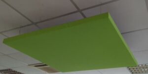 Panneau acoustique suspendu de forme carrée, divers coloris. 120 x 120 x 5 cm. 17 unités. Vendu à l'unité avec faculté de réunion. (1er bat A : 9 / RDC bat A : 8)