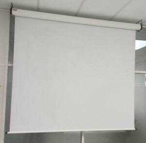 Ecran de projection électrique, divers modèles, dont Procolor, Oray. 4 unités. Vendu à l'unité avec faculté de réunion. (RDC bat A réserve, RDC salle Visio , RDC Etaples)